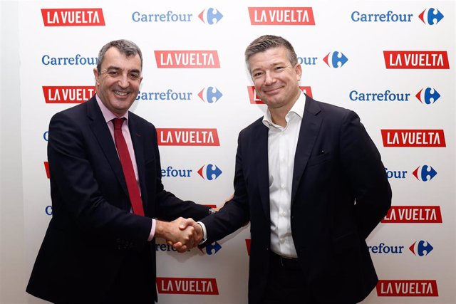 El director general de La Vuelta, Javier Guillén, y el director ejecutivo de Carrefour España, Alexandre de Palmas, en la firma del acuerdo de renovación por dos años del patrocinio de la ronda española en el Auditorio Meeting Place en Madrid.