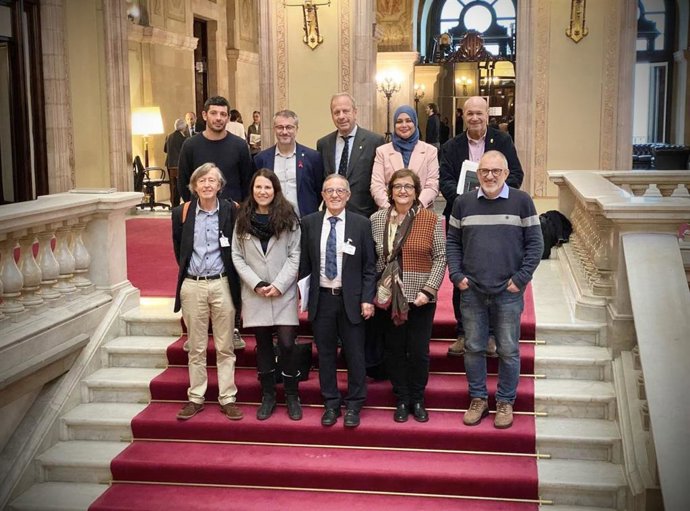 Representants del Frum de Síndics Locals amb diputats del PSC, ERC, Junts, la CUP i els comuns al Parlament