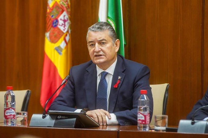 El consejero de Presidencia, Interior, Diálogo Social y Simplificación Administrativa, Antonio Sanz, en la comisión parlamentaria en el Parlamento de Andalucía  a 01 de diciembre del 2022 en Sevilla (Andalucía, España) El  consejero comparece para dar e