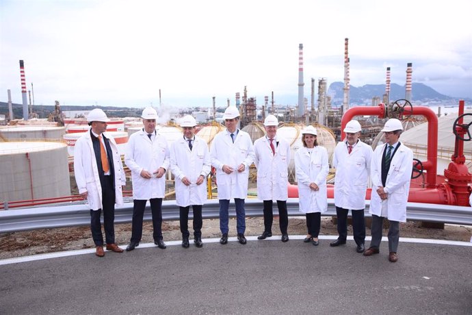 Pedro Sámchez y Juanma Moreno en la planta de Cepsa en San Roque.