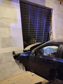 Vehículo empotrado en la sede judicial de Roquetas de Mar (Almería) tras un accidente.