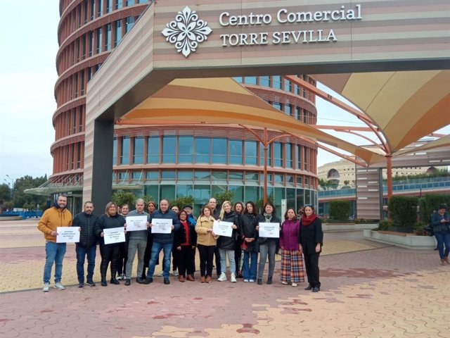 Reparto de octavillas de CCOO en el Centro Comercial Torre Sevilla