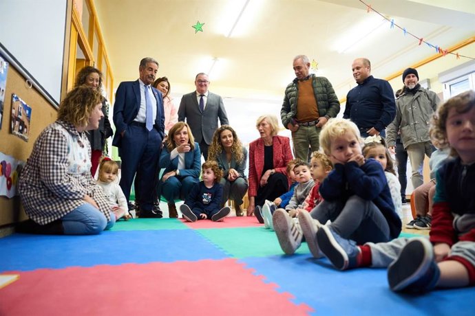 Visita de la ministra de Educación, Pilar Alegría, al CEIP Leonardo Torres Quevedo de Arena de Iguña, junto con el presidente de Cantabria, Miguel Ángel Revilla, y la consejera de Educación, Marina Lombó.