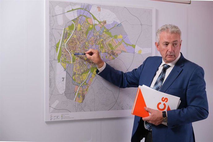 El portavoz de Cs en el Ayuntamiento, Miguel Ángel Aumesquet, junto a un mapa de la ciudad.