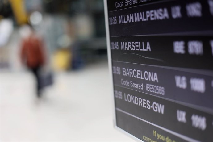 Archivo - Un panel indica la llegada del primer vuelo desde Londres (Reino Unido), a la terminal T4 del Aeropuerto Adolfo Suárez - Madrid Barajas, a 24 de mayo de 2021, en Madrid, (España). 