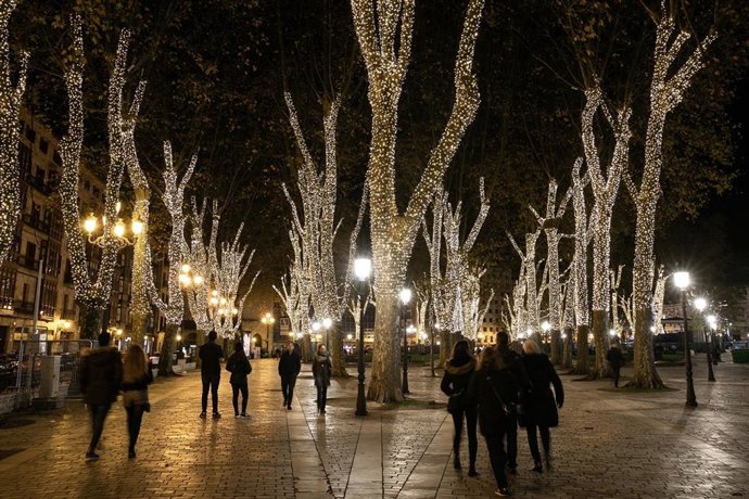 Archivo - Decoración navideña en las calles de Bilbao