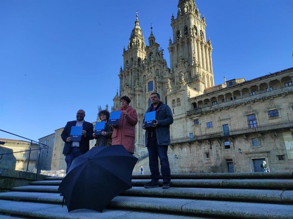 La portavoz nacional del BNG, Ana Pontón junto a la portavoz municipal, Goretti Sanmartin, y el presidente de la Fundación Galiza sempre, Rubén Cela