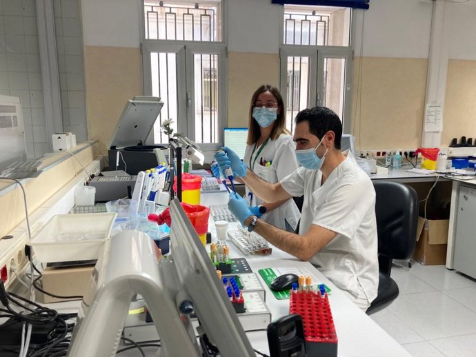 Profesional de Microbiología determina una prueba de VIH