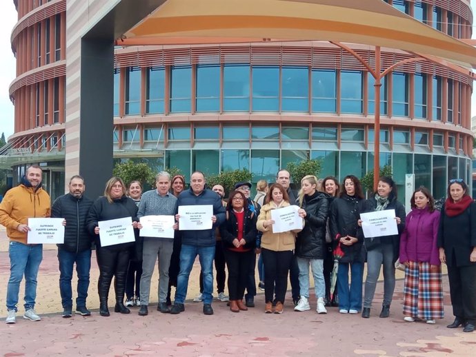 Reparto de octavillas de CCOO en Torre Sevilla