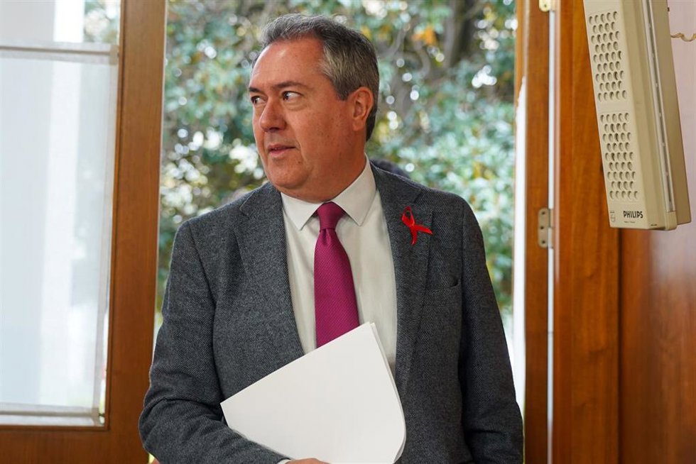 El secretario general del PSOE de Andalucía, Juan Espadas, llega a la rueda de prensa para informar sobre las enmiendas al Presupuesto de la Junta de Andalucía en el Parlamento a 01 de diciembre del 2022 en Sevilla, Andalucía, España