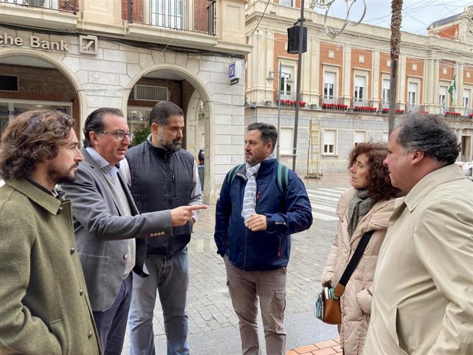 El presidente del PP de Huelva, Manuel Andrés González, junto a otros miembros de la formación.