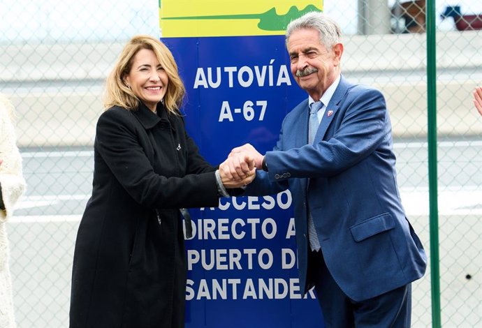 La ministra de Transportes, Movilidad y Agenda Urbana, Raquel Sánchez, y el presidente de Cantabria, Miguel Ángel Revilla, durante el acto de puesta en servicio del nuevo acceso al Puerto de Santander desde la A-67