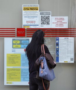 Archivo - Una mujer observa el tablón de anuncios de una Oficina del Servicio Público de Empleo Estatal (SEPE) en Madrid, (España). 