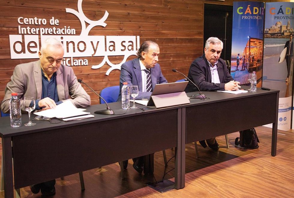El vicepresidente primero de la Diputación de Cádiz, José María Román, el director del departamento de Geografía de la UCA, Manuel Arcila, y el consultor de Adeitur, Antonio Ramos, presentan un estudio sobre turismo