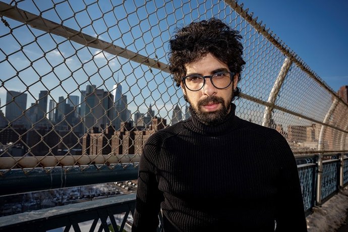 El escritor Carlos Manuel Álvarez