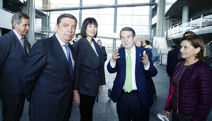 La ministra de Ciencia e Innovación, Diana Morant (2i), inaugura este jueves, junto con el ministro de Agricultura, Pesca y Alimentación, Luis Planas (1i), y el alcalde de Vigo, Abel Caballero (2d), la primera reunión de la Mesa de la Ciencia Pesquera.