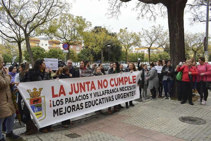 Concentración ante la Delegación Territorial de la Consejería de Educación