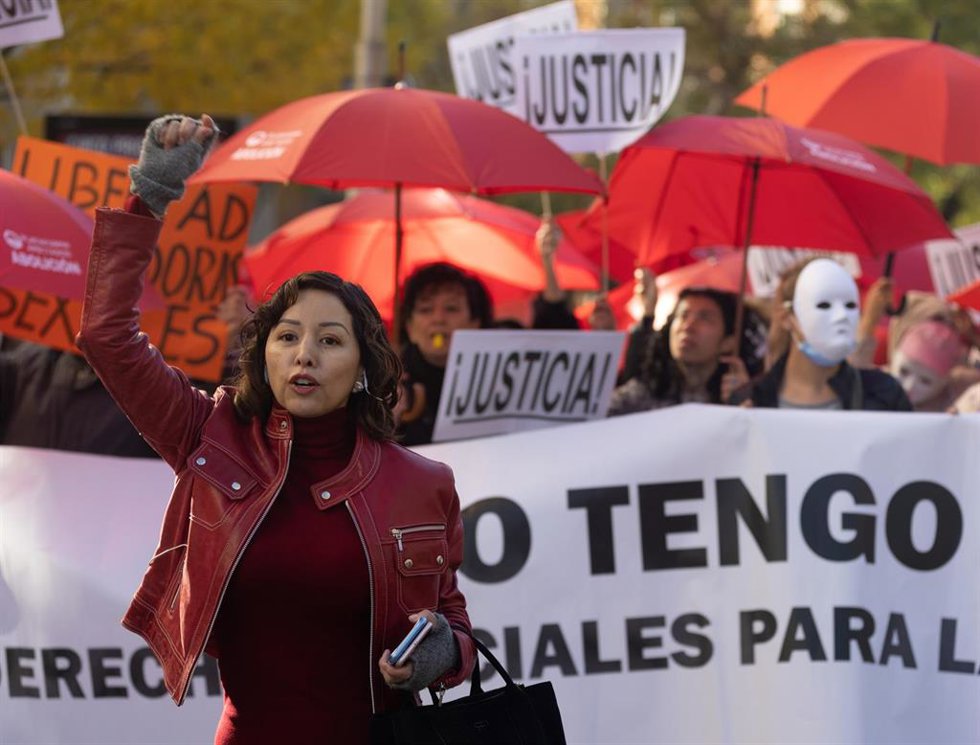 Una mujer encabeza una concentración contra la abolición de la prostitución ante el Congreso
