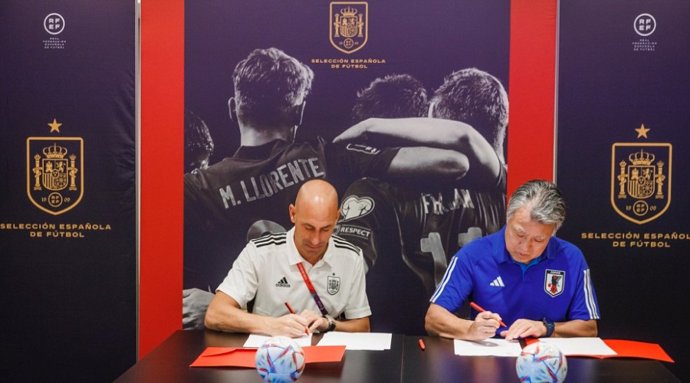 Luis Rubiales y Kohzo Tashima durante la firma del acuerdo