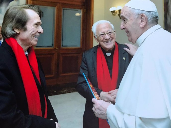 Archivo - Raphael con el Padre Ángel viendo al Papa en Roma en 2020