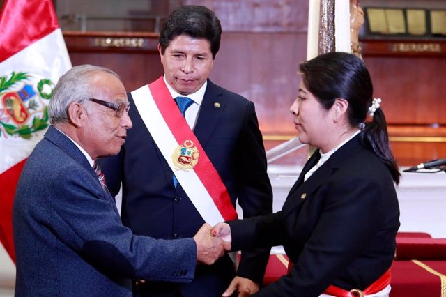 El exprimer ministro peruano Aníbal Torres (i), el presidente de Perú, Pedro Castillo, y la recién nombrada primera ministra de Perú, Betssy Chávez (d)