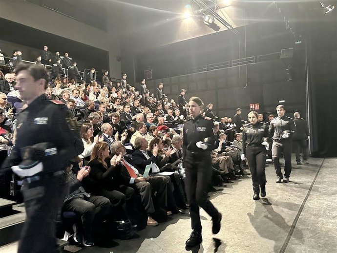 Policías Locales recogiendo sus distinciones.