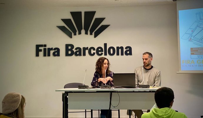 La directora de la Federación de Instituciones Profesionales del Cómic (Ficomic), Meritxell Puig, en la presentación del salón Manga Barcelona junto al asesor de contenidos del salón, Oriol Estrada