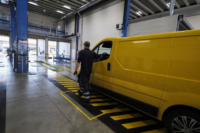 Archivo - Un trabajador analiza un vehículo en una ITV