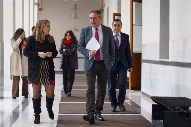 El secretario general del PSOE de Andalucía, Juan Espadas, rodeado de diputados socialistas antes de iniciar la rueda de prensa de presentación de enmiendas al Presupuesto de 2023.