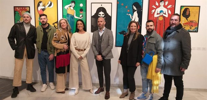 Eduardo Lucena (centro) en la inauguración de la muestra colectiva Ángulo Vivo, del grupo cordobés Algazara, en el Teatro Cómico de Córdoba.