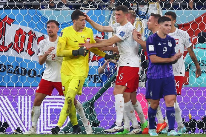 30 November 2022, Qatar, Doha: Poland goalkeeper Wojciech Szczesny (2nd L) celebrates with teammates after saving a penalty during the FIFA World Cup Qatar 2022 Group C soccer match between Poland and Argentina at Stadium 974. Photo: Tom Weller/dpa