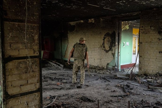 Archivo - 03 September 2022, Ukraine, Kharkiv: A Ukrainian soldier walks through a destroyed building. Photo: David Ryder/ZUMA Press Wire/dpa