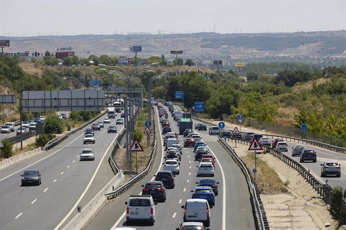 Archivo - Numerosos vehículos circulan por la autovía A-3, en una fotografía de archivo