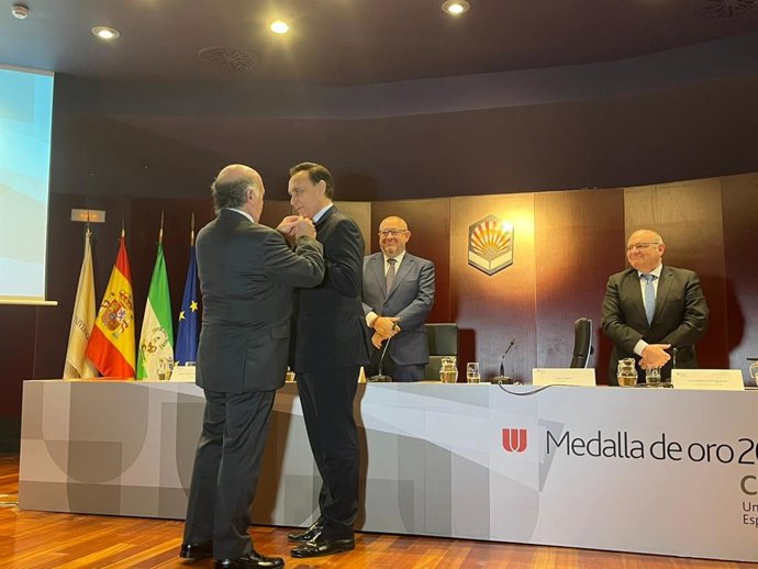 El presidente de la CRUE impone a Villamandos la Medalla de la Conferencia de Rectores.