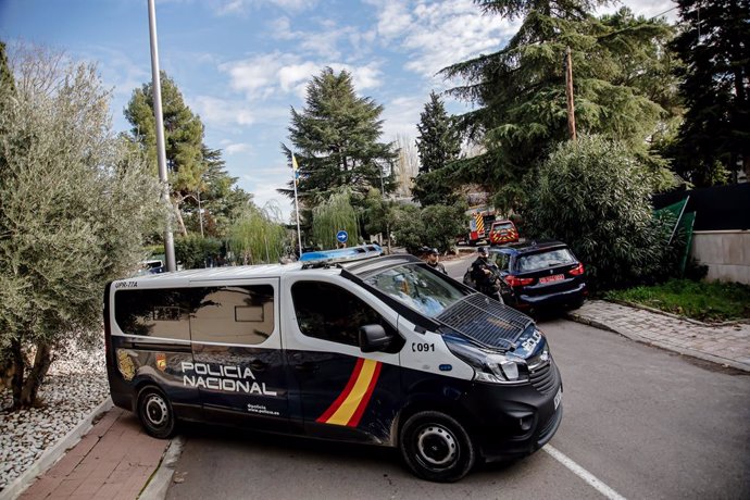 Un coche de la Policía Nacional en la embajada de Ucrania donde se ha producido una explosión, a 30 de noviembre de 2022, en Madrid (España). La Embajada de Ucrania en Madrid ha alertado hoy a la Policía Nacional tras registrarse una explosión que ha he