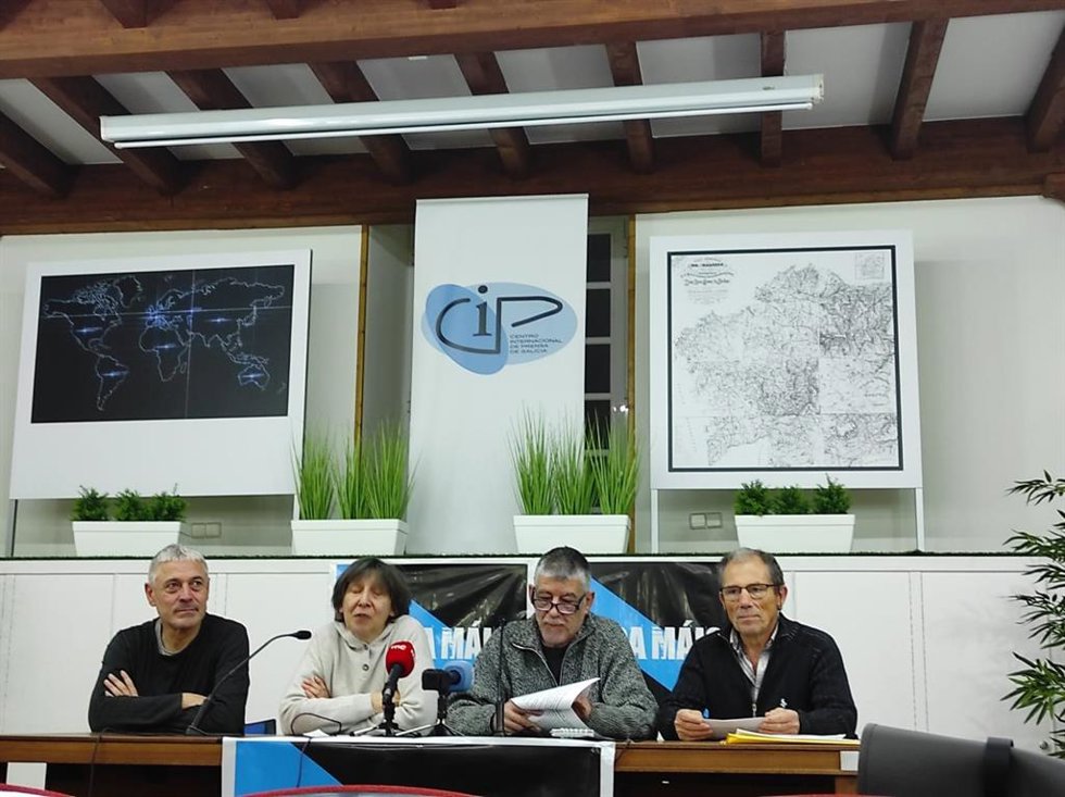 Representantes de la plataforma Nunca máis este jueves en Santiago de Compostela