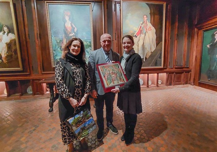 Antonio Ruiz (centro) e Inmaculada Silas (izda.) durante su visita la Hispanic Society of America.