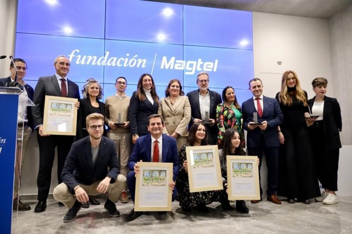 Loles López y Auxiliadora López Magdaleno (centro), con las galardonados con los III Premios Fundación Magtel.