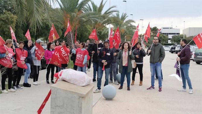 Imagen de trabajadores del sector del calzado en Alicante secundando la huelga convocada por CCOO y UGT.