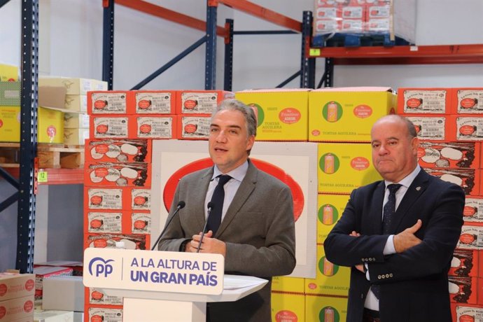 El coordinador general del PP, Elías Bendodo, en su visita a una empresa de Antequera (Málaga), junto al alcalde.