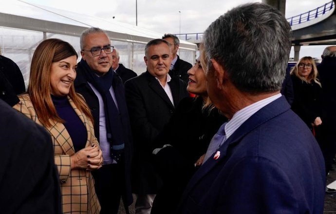 La presidenta del PP de Cantabria, María José Sáenz de Buruaga, junto a la ministra de Transportes, Raquel Sánchez, y el presidente de Cantabria, Miguel Ángel Revilla, en el acto de puesta en servicio del acceso directo al Puerto desde la A-67