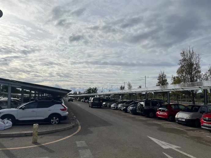 Aparcamiento del Hospital Mateu Orfila con las placas solares instaladas.