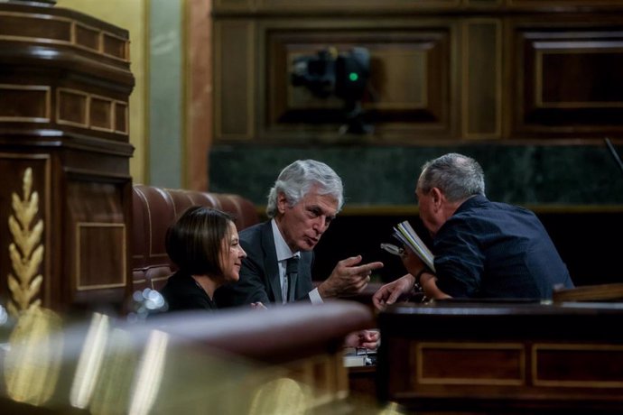 Adolfo Suárez Illana charlando con el diputado de Compromís, Joan Baldoví