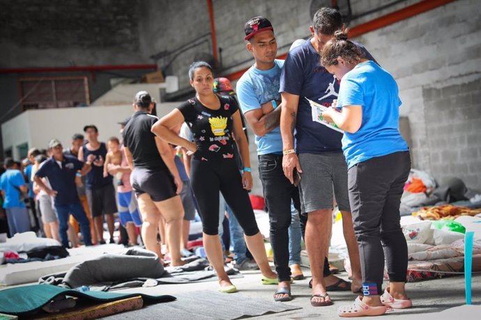 Migrantes venezolanos esperando recibir ayuda humanitaria en un refugio en la ciudad de Panamá