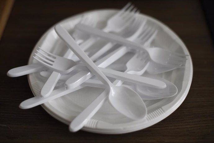 Archivo - La Unión Europea aprobará una normativa que prohibirá a partir de 2021 los artículos de plástico de usar y tirar más populares. En la imagen tenedores, cucharas y un plato de plástico.