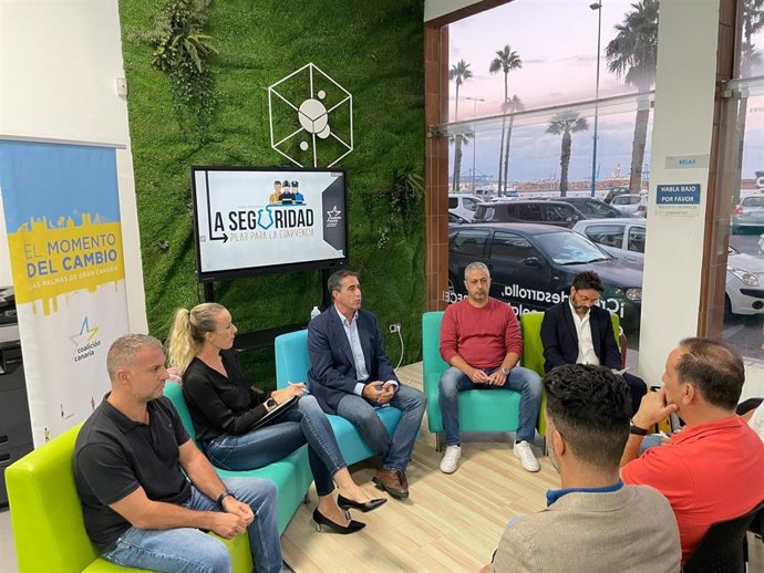 El candidato de CC a la Alcaldía de Las Palmas de Gran Canaria, Francis Candil, en el encuentro con Policía Local, Nacional, bomberos y militares