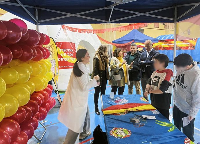 Ayuntamiento De Tomares: Nota De Prensa Y Foto (Tomares Organiza Una Feria De La Constitución Para Conmemorar El Aniversario De Nuestra Carta Magna)