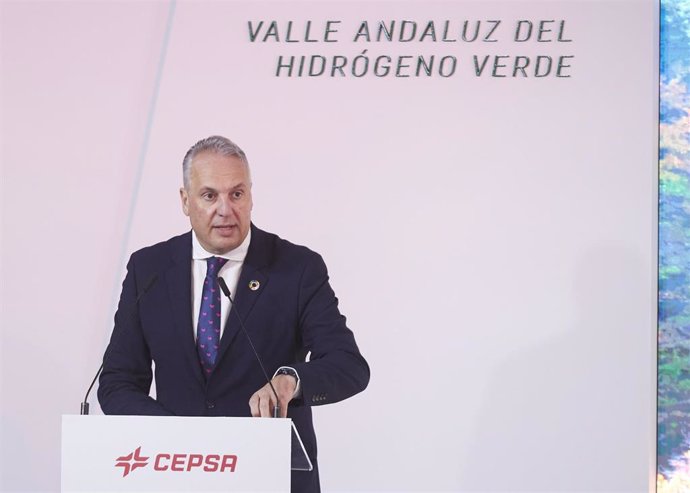 El presidente de la diputación de Cádiz y alcalde de San Roque, Juan Carlos Ruiz Boix, durante la presentación del proyecto de Cepsa 'Valle andaluz del Hidrógeno Verde' en la Refinería Cepsa de San Roque, a 1 de diciembre de 2022 en Cádiz.