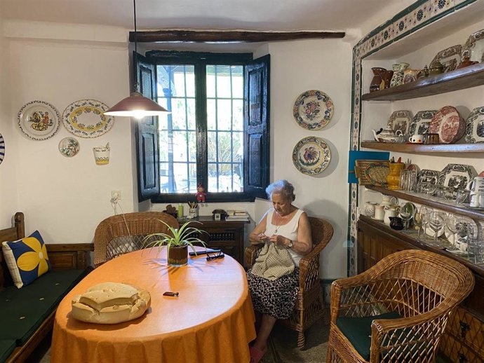 Archivo - 'Ganchilleando', Imagen De Carlos Sánchez Calderero Y Ganadora Del Premio.