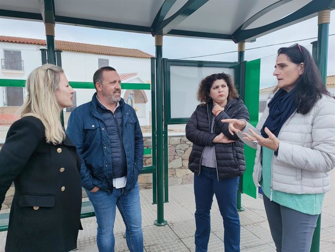 La secretaria de Política Municipal del PSOE de Huelva, Maite Rodríguez, y la alcaldesa de Paymogo, Tote Fernández, junto a otros socialistas onubenses.